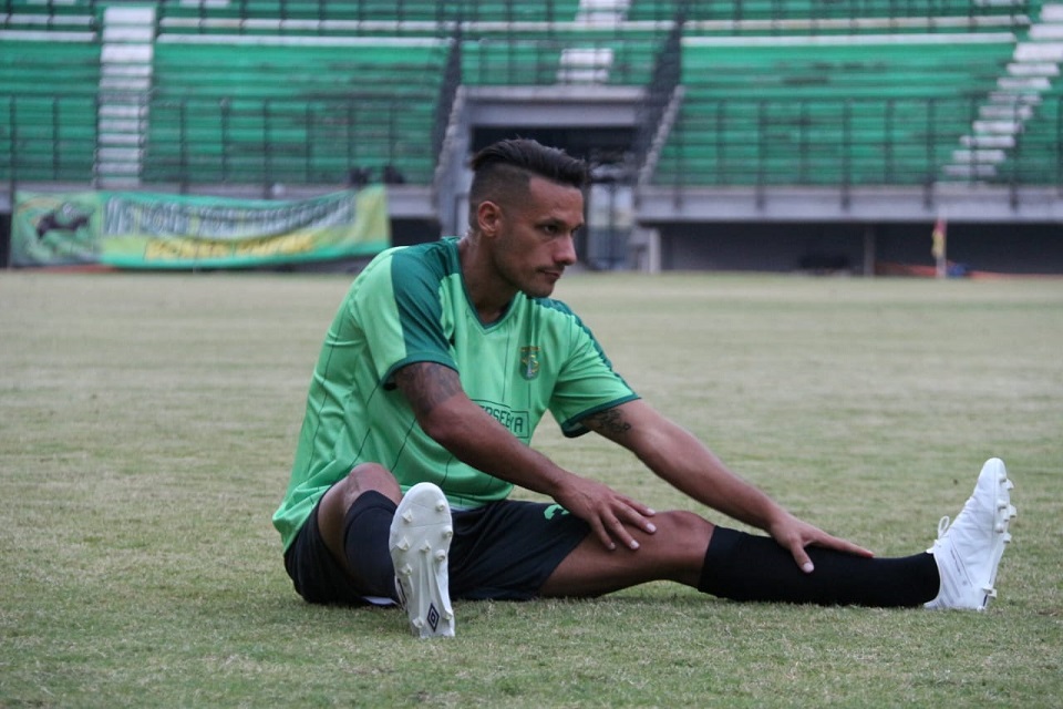 Cedera, Raphael Maitimo Kembali Absen Di Laga Persebaya kontra Borneo FC