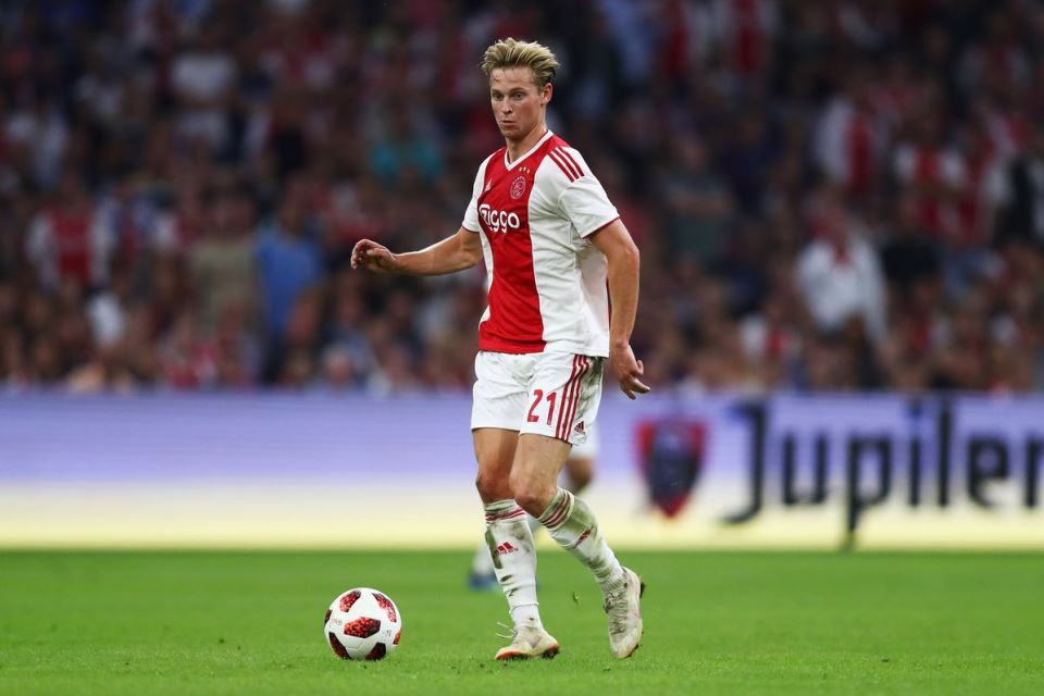 Barcelona telah secara resmi merekrut gelandang muda dan juga berbakat milik Ajax Amsterdam, Frenkie De Jong. Blaugrana pun akan segera  memperkenalkan