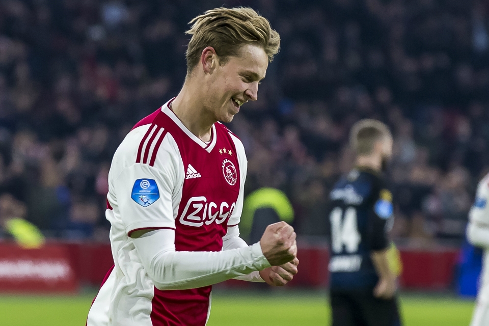 De Jong Bertahan di Ajax