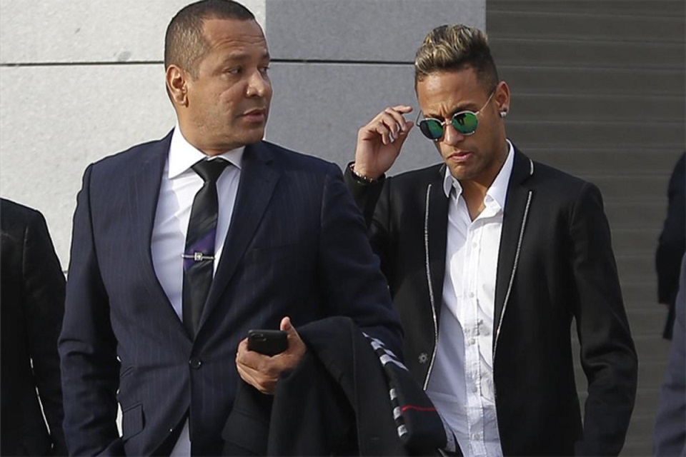 Ayah Neymar Kembali Bantah Rumor Kembali ke Barca