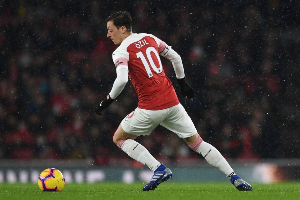 Paul Merson Sebut Ozil Lebih Baik Pensiun Usai Tersisih di Arsenal