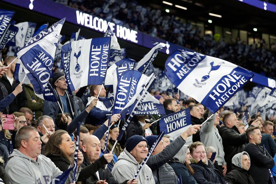 Fans Bertingkah, Ajax dan Tottenham Terancam Sanksi UEFA