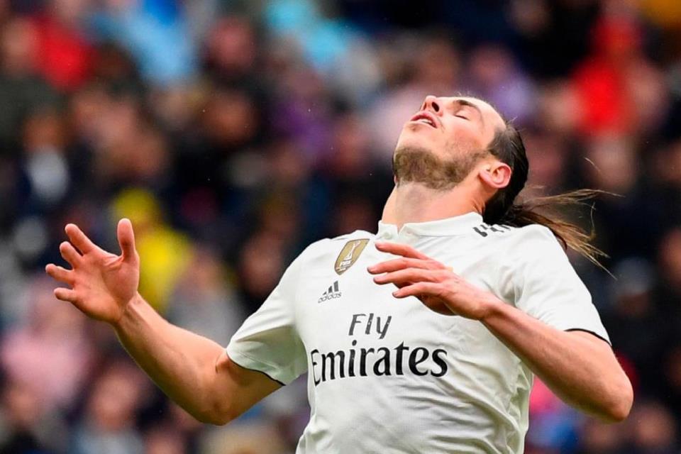 Gareth Bale adalah pemain sepakbola hebat asal Wales. Gareth Bale dikenal mempunyai kecepatan dan dribbling yang spektakuler. Gareth Bale biasa beroperasi