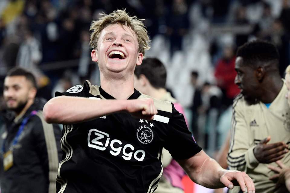 De Jong Pimpin Chant Ajax Sebagai Kado Perpisahan