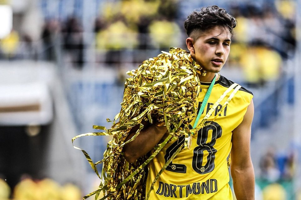Bek Borussia Dortmund Putuskan Pensiun di Usia 21 Tahun, Kenapa?
