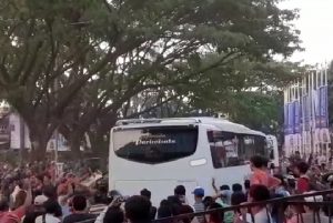 Bus Persija Diserang