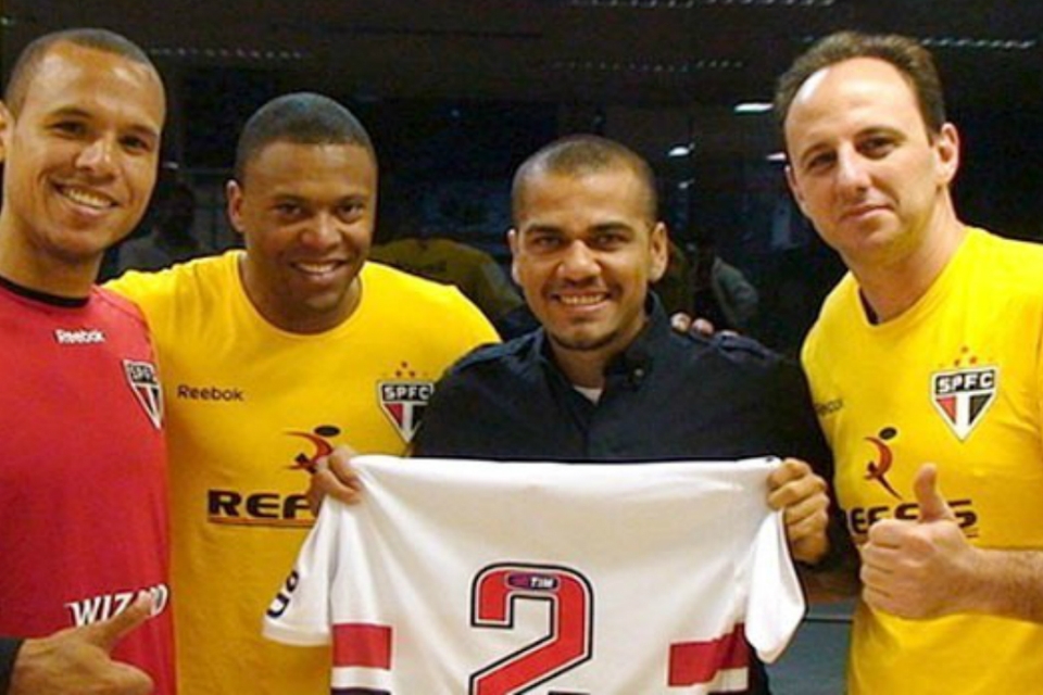 Alasan Khusus Mengapa Dani Alves Memilih Main di Brazil