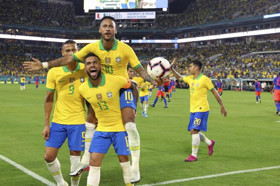 Jika Mau Jadi Pemain Terbaik, Neymar Diminta Lebih Fokus Ke Sepakbola