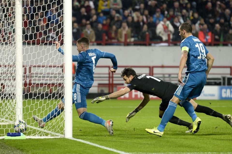 Gol Douglas Costa Di Menit Akhir Menangkan Juve Atas Lokomotiv Moscow