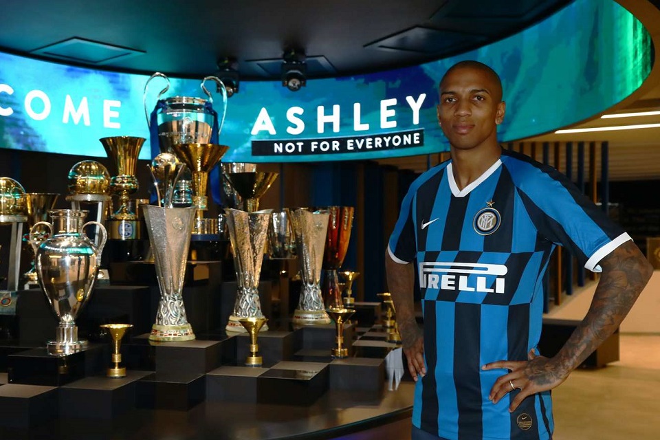 Ashley Young Bangga Bisa Menjadi Penerus Legenda Inggris di Inter