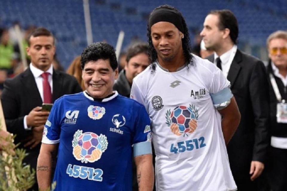Terlibat Pemalsuan Paspor, Maradona: Ronaldinho Bukan Kriminal