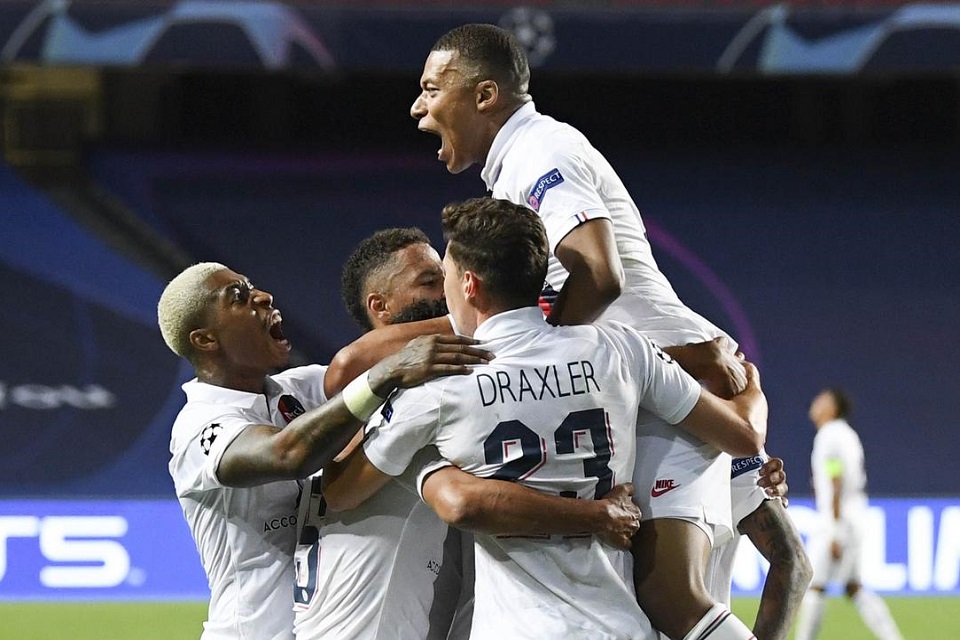 Paris Saint-Germain merayakan gol