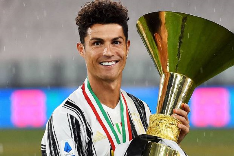 Cristiano Ronaldo mengisyaratkan bertahan di Juventus karena ingin memberikan gelar ketiga scudetto.