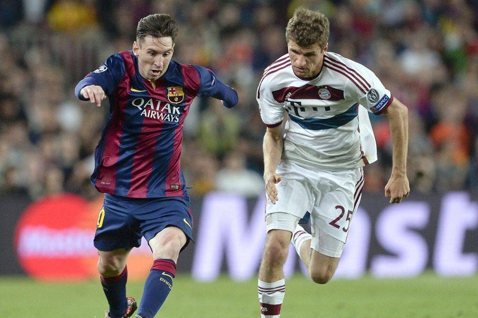 Thomas Muller (kanan) sedang mengejar Lionel Messi (kiri)