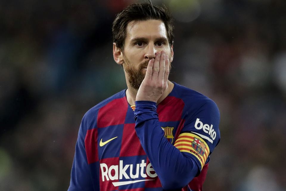 Messi Bertahan Sama Halnya Barcelona Sedang Menyimpan Bom Waktu