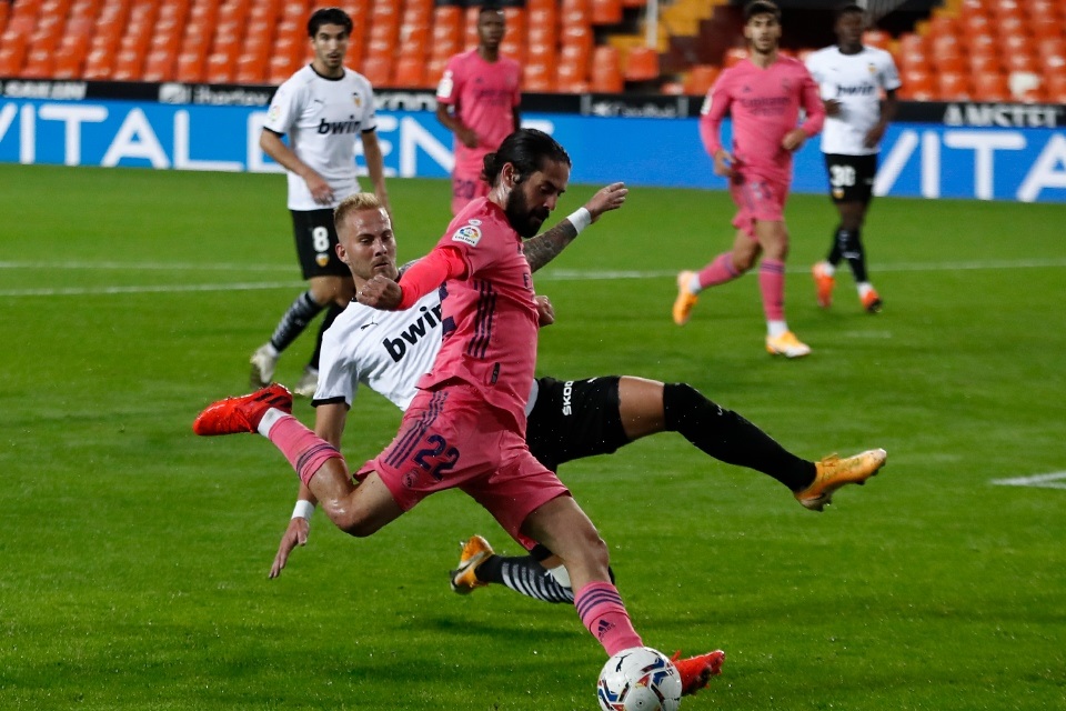Dibantai Valencia, Para Fans Madrid Minta Jersey Pink Dipensiunkan
