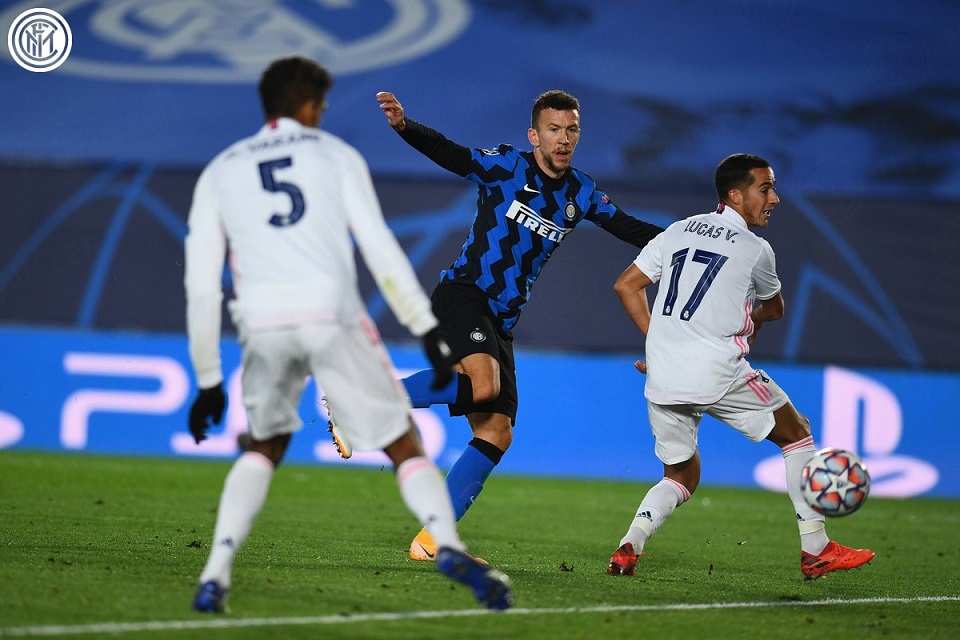 Ivan Perisic sedang dihadang oleh bek kanan Real Madrid, Lacas Vasquez