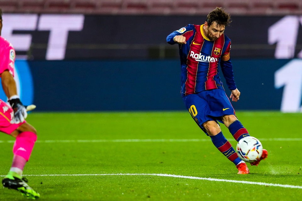 Lionel Messi saat menjebol gawang Real Betis