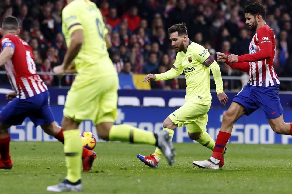 Lionel Messi sedang mendrible bola saat Barcelona menghadapi Atletico Madrid