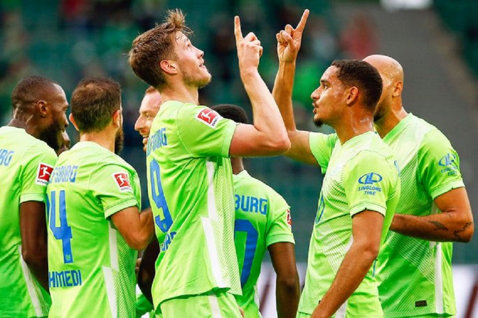 Para pemain Wolfsburg usai merayakan kemenangan