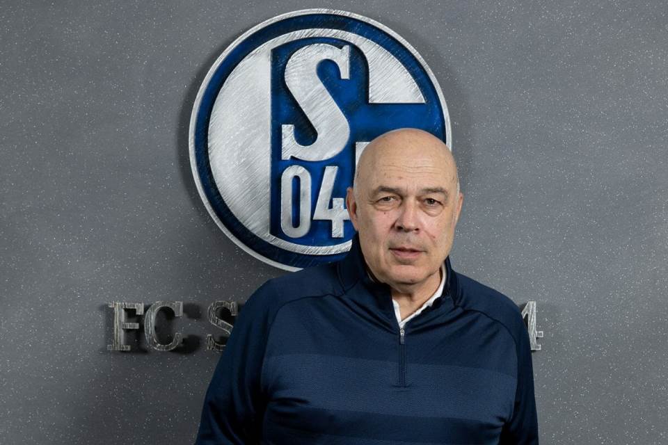 Pelatih Baru Schalke Singkirkan Pemain Kontroversial