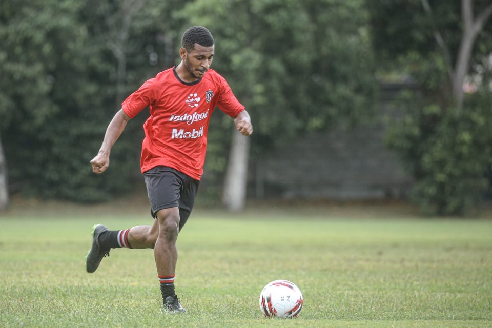 Sambil Menunggu Liga 1, Gelandang Bali United Ini Fokus Lanjutkan Studinya