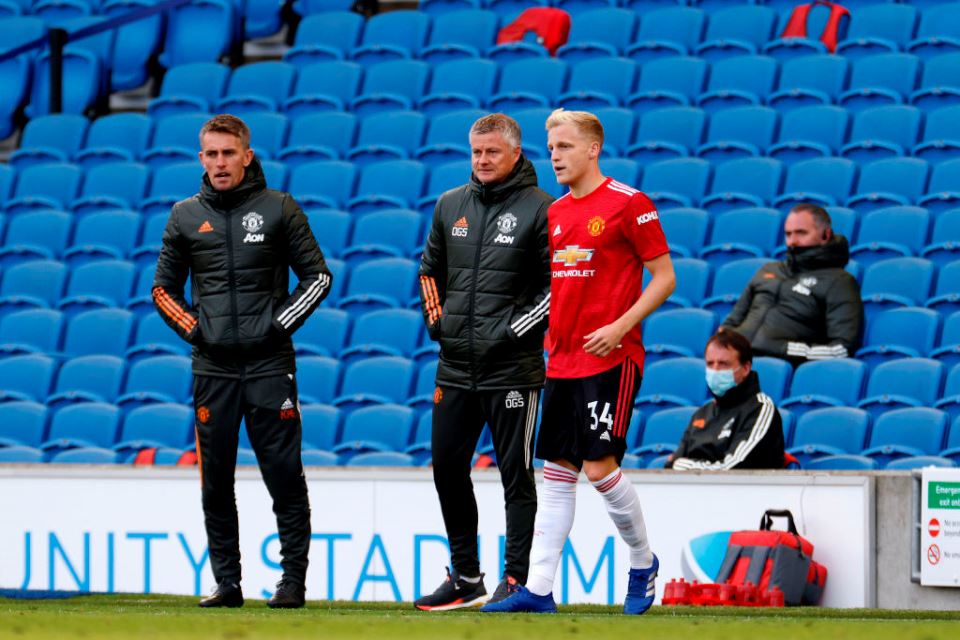 Manajer Manchester United Ole Gunnar Solskjaer dikabarkan masih ingin mempertahankan dan memberi kesempatan buat Donny Van de Beek