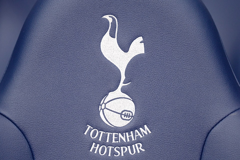 Sponsor Baru Tottenham Ledek Lemari Trofi Spurs yang Kosong, Kok Bisa?