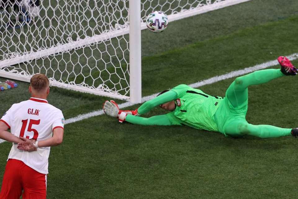Cetak Gol Bunih Diri, Szczesny Catatkan Sepasang Rekor Buruk di Euro 2020