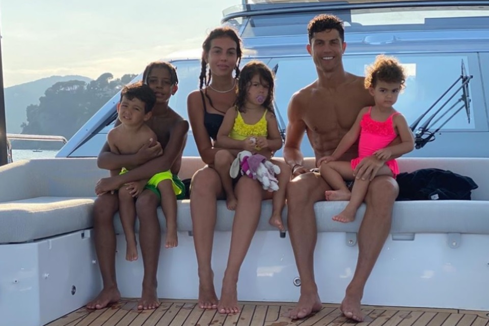 Ketimbang Pulang ke Juventus, Ronaldo Pilih Asyik Liburan Naik Kapal Pesiar
