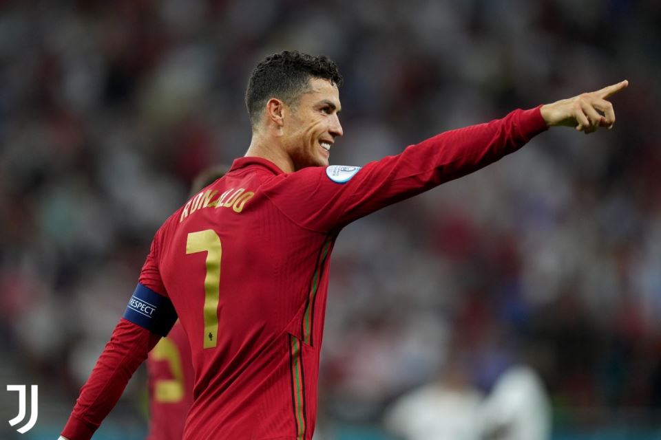 Kembali Pakai Nomor 7 di Man United, Ronaldo: Terima Kasih Cavani!