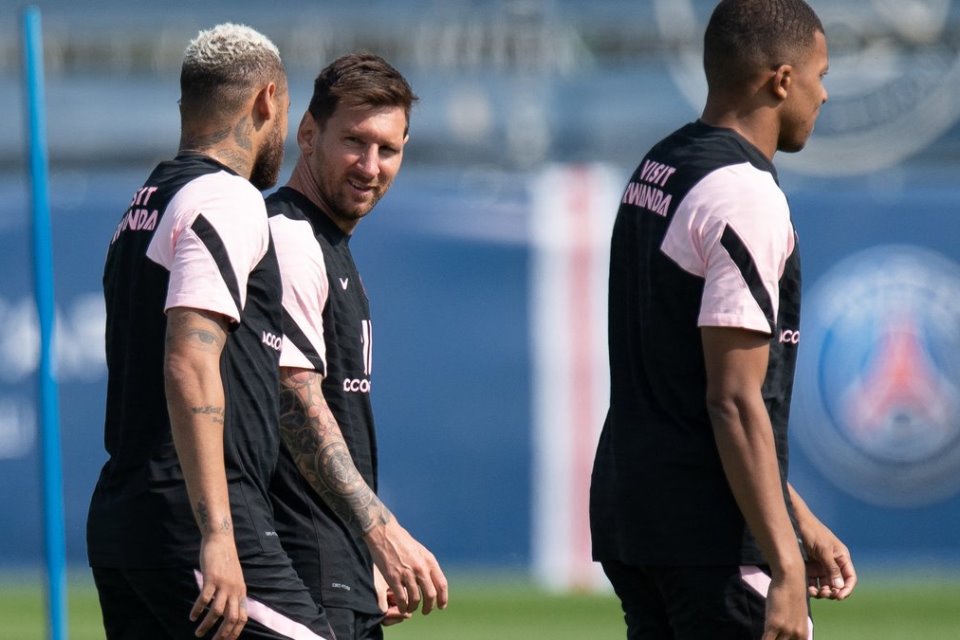 PSG Butuh Xavi dan Iniesta Untuk Menyatukan Trio Mbappe-Neymar-Messi