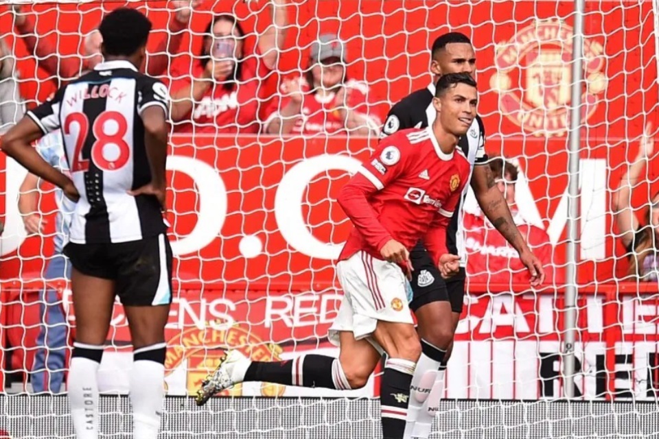 Ronaldo Pecahkan Rekor Pencetak Dwigol Tertua di Premier League