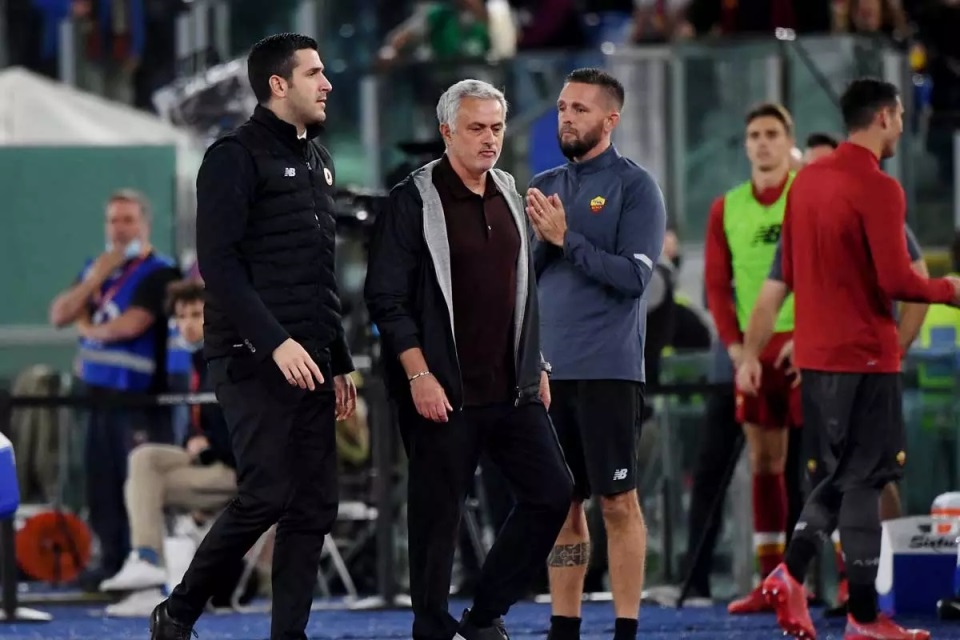 Hujan Kartu di Laga AS Roma vs Napoli, Mourinho; Wasit Adil