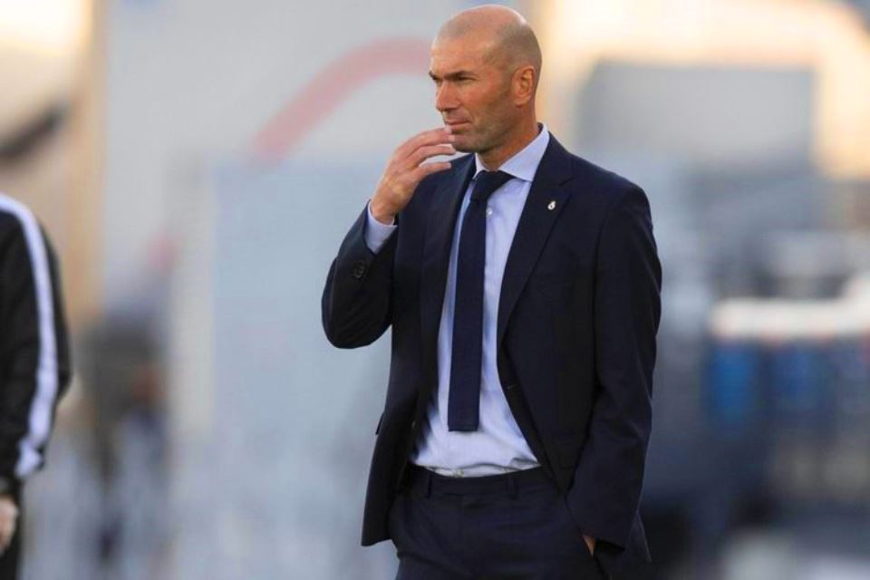 Manchester United Harus Sabar Jika Ingin Rekrut Zidane