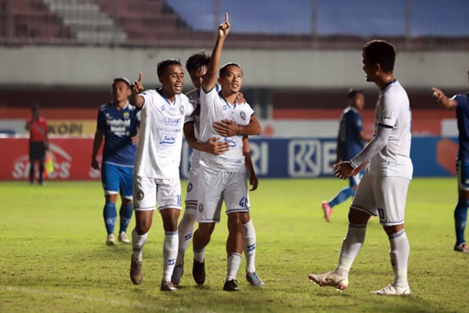 Arema FC Patahkan Harapan Persib Bandung Raih Puncak Klasemen