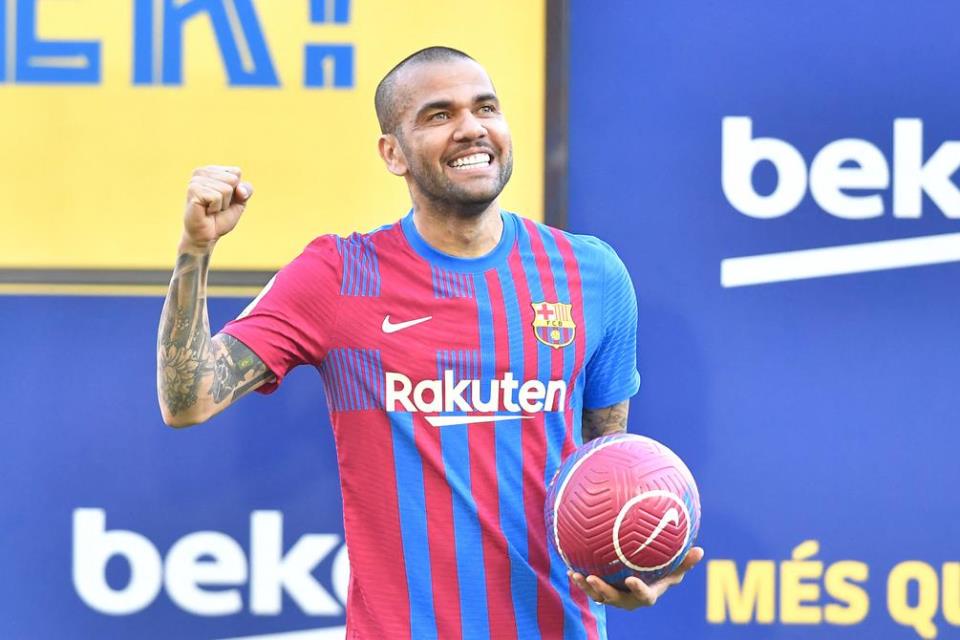 Dani Alves: Jika Main Buruk, Saya Akan Keluar dari Barcelona