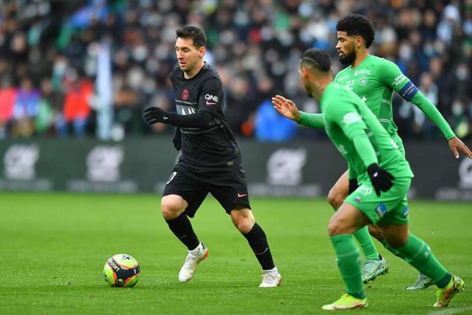 Hattrick Unik Messi Menangkan PSG 3-1 Atas Saint-Etienne