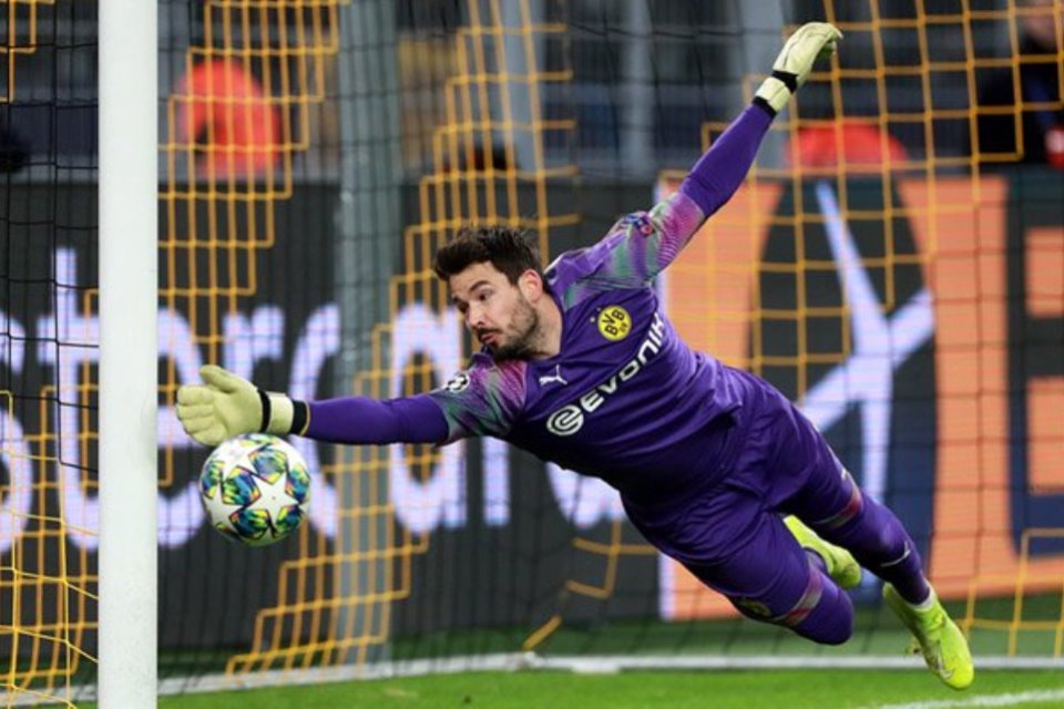 Dilirik Klub Ligue 1, Roman Burki Buka Peluang Tinggalkan Borussia Dortmund