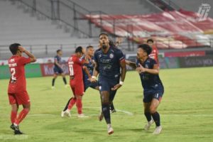 Pemain Arema FC Dihadiahi Jam Tangan Penuh Filosofi