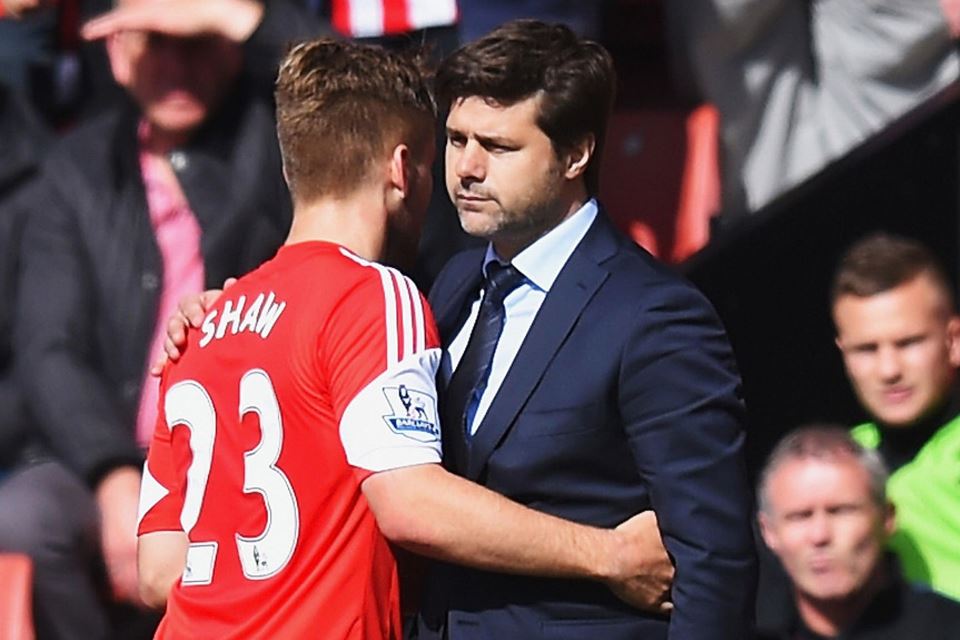 Luke Shaw memanaskan rumor kedatangan Mauricio Pochettino ke MU. Luke Shaw mengaku punya hubungan sangat erat dengan Pochettino