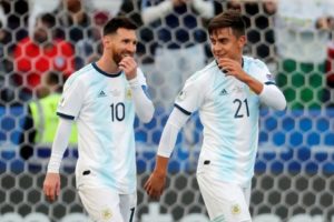 Paulo Dybala diminta menjadikan seniornya di timnas Argentina, Lionel Messi sebagai teladan yang bisa tetap fokus meski dalam situasi sulit