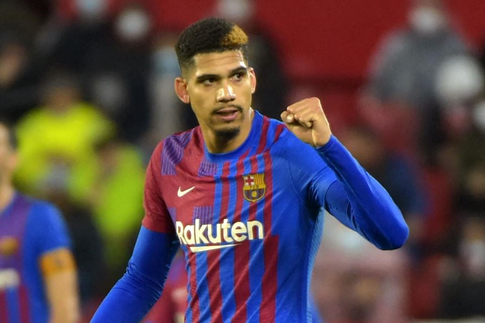 Ronald Araujo Resmi Perpanjang Kontrak di Barcelona Hingga 2026