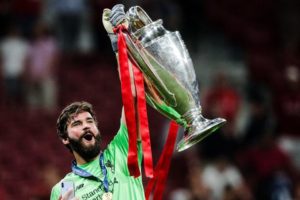 Alisson Becker Ketagihan Angkat Trofi Liga Champions