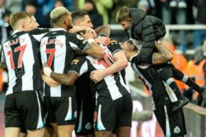 Newcastle Tumbangkan Wolves