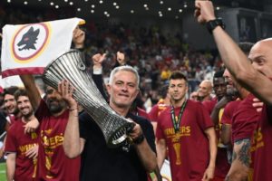 Mourinho Bawa Roma Raih Trofi Juara, Man United Menyesal