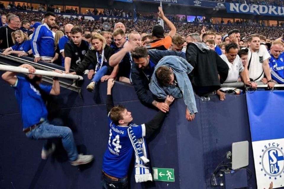 Schalke 04 Promosi, Suporter Ini Hampir Mati!