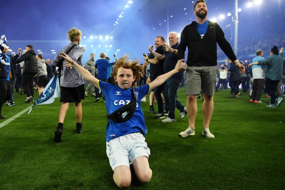 Selamat dari Degradasi, Fans Everton Selebrasi Layaknya Sudah Juara Saja