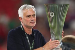 Silih Berganti Pelatih, Cuma Mourinho Bisa Bawa Roma Raih Trofi Juara