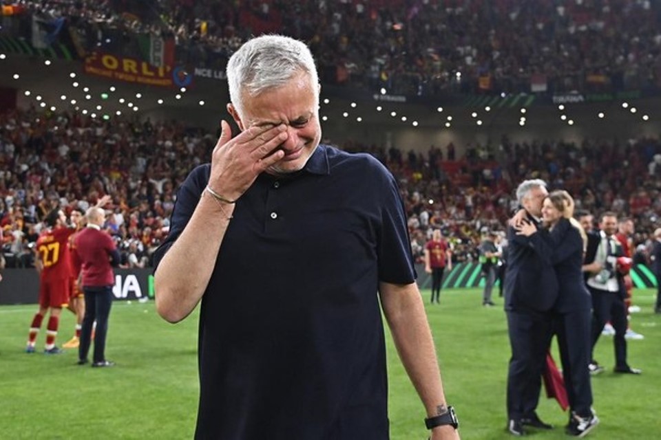 Tangis Haru Mourinho Lihat Roma Juara Pertama Kalinya di Kompetisi Eropa